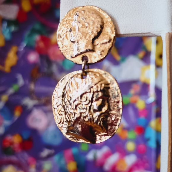 🏛️ Vintage Goldtoned Greco-Roman Head Pierced Dangle Earrings - Picture 4 of 14